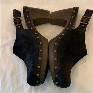 Gianni Bini black suede clog